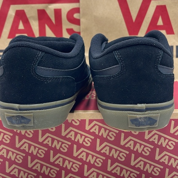 Vans Men’s Bearcat
Black/Dark Gum
VN000DT239L
Sneakers - Picture 10 of 16